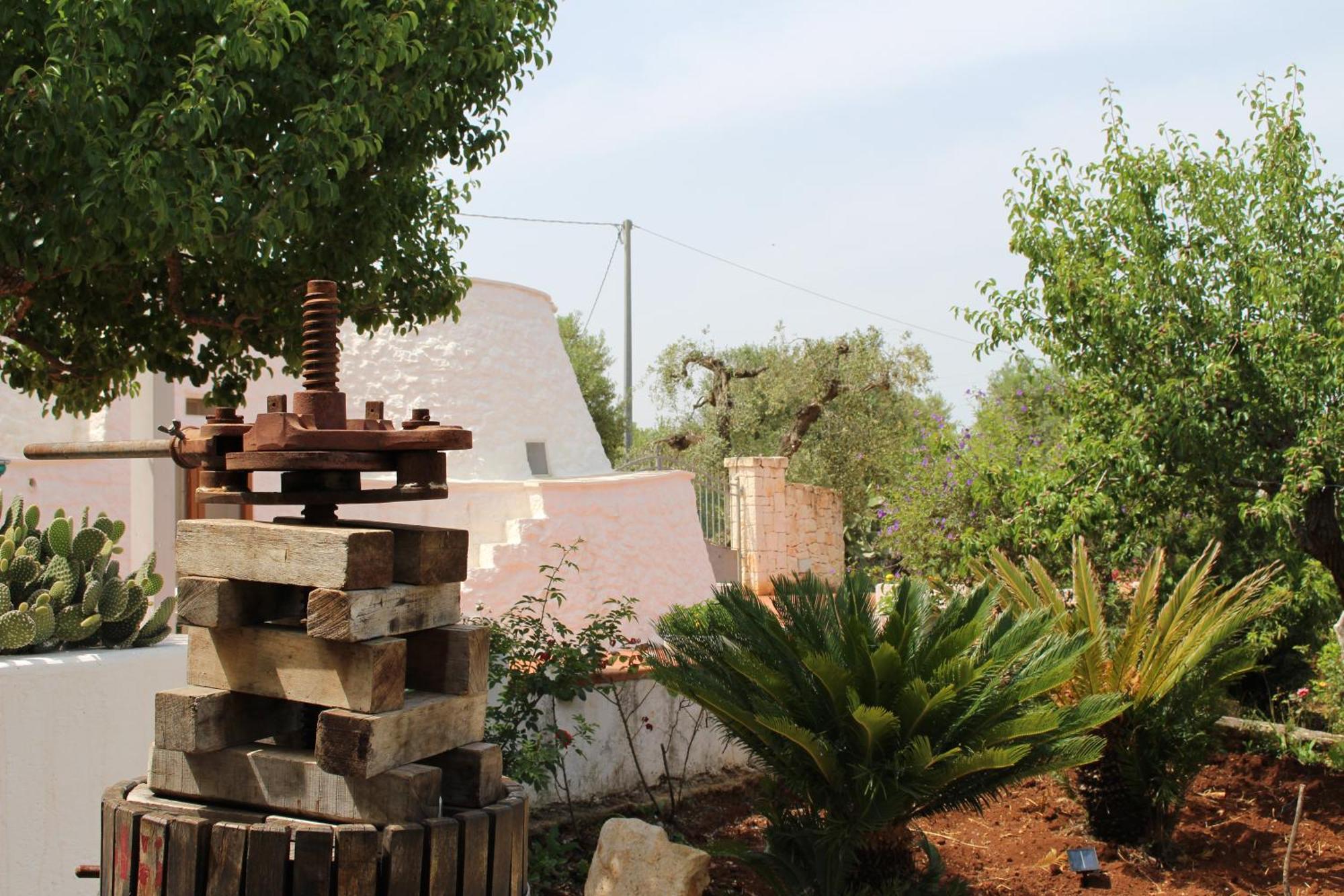 Trullo Il Melograno Guest House Остуни Екстериор снимка